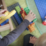 Kinder bauen mit Bauklötzen in der Kita